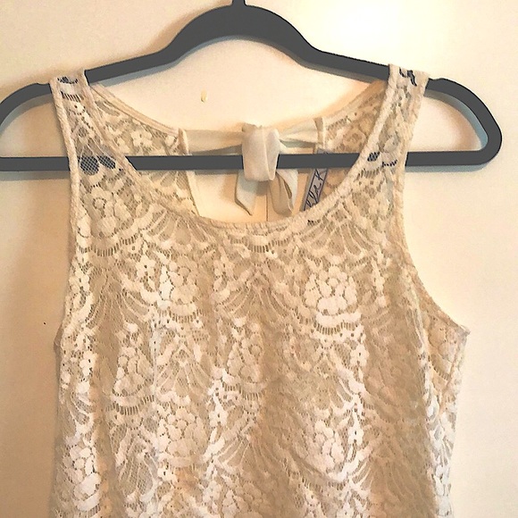 White Lace Tank Top with Keyhole Open Back w/ Bow - Picture 3 of 7